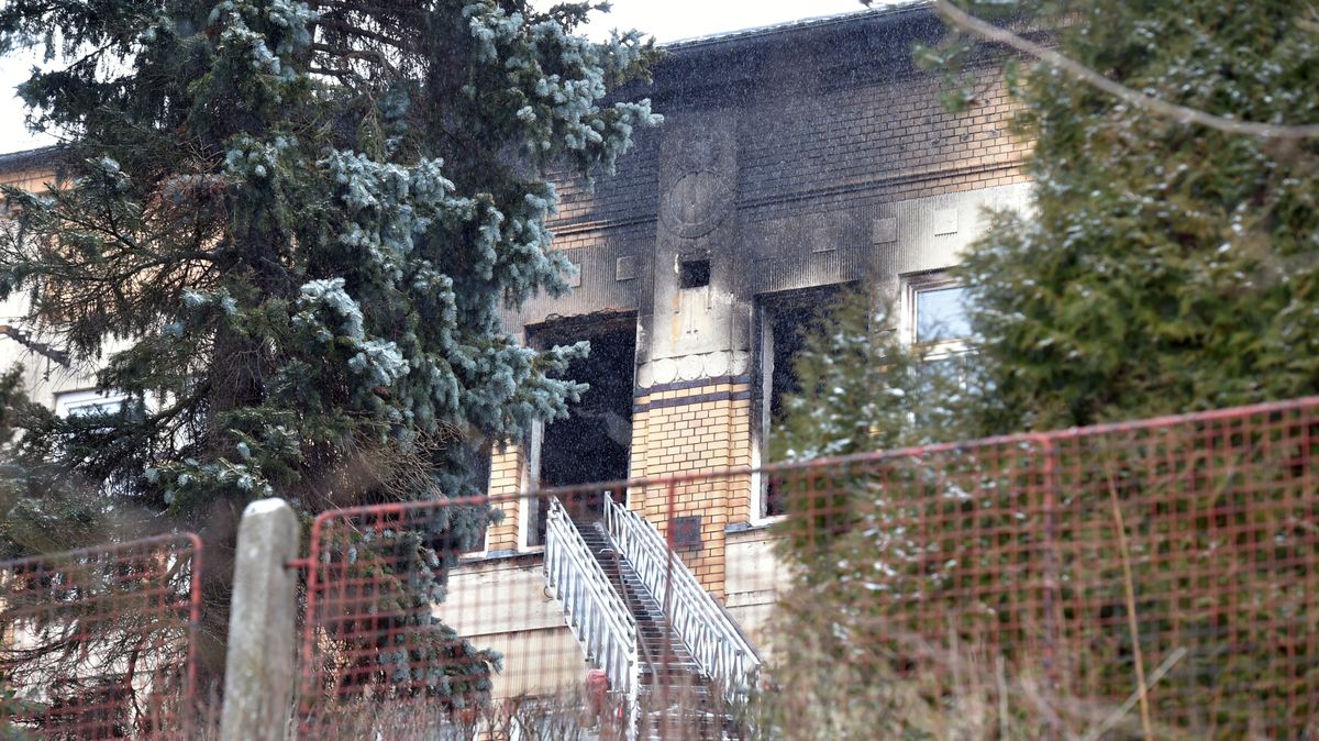 Jeden z klientů vyhořelého domova je ve vážném stavu na plicní ventilaci